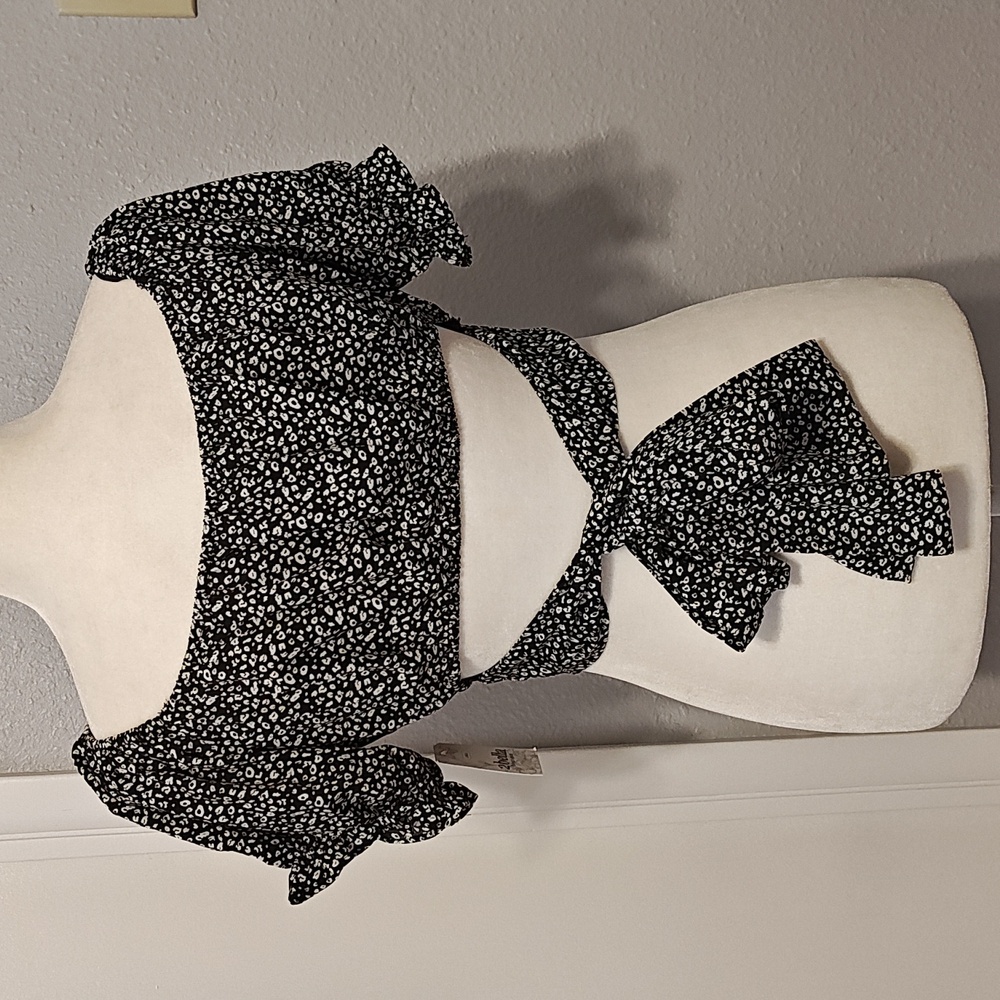 2 Bella Black and White Floral Crop Top - Picture 3 of 7